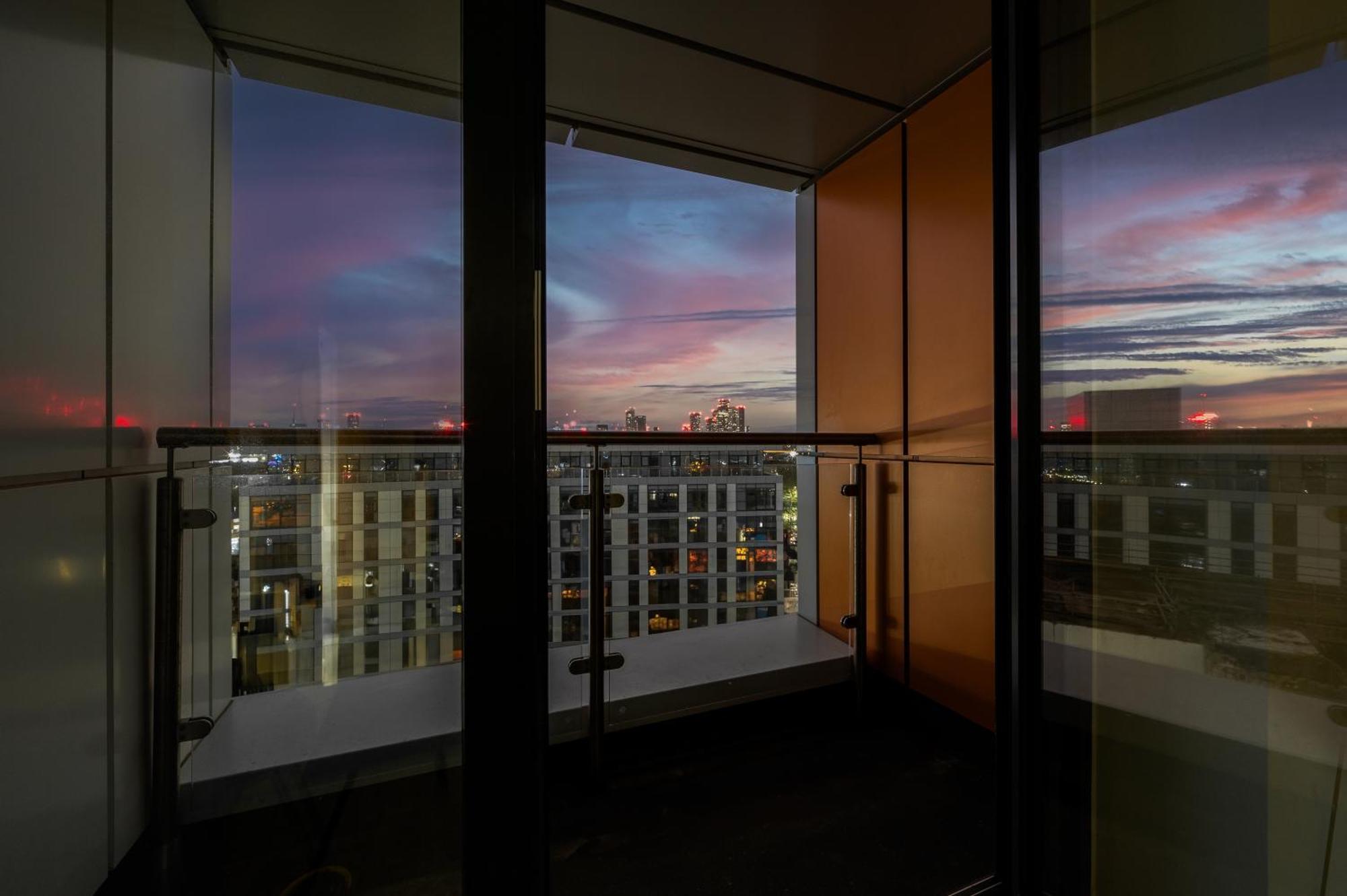 Stylish & Spacious Salford Quays One Bedroom High Floor Apartment With Balcony Mánchester Exterior foto