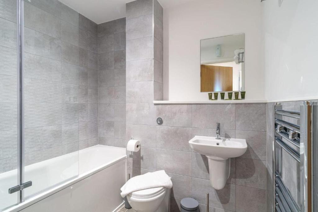 Stylish & Spacious Salford Quays One Bedroom High Floor Apartment With Balcony Mánchester Exterior foto
